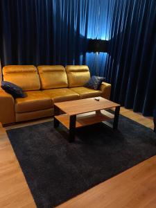 a living room with a couch and a coffee table at VIP Apartament-Marine in Rumia