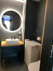 a bathroom with a sink and a mirror at VIP Apartament-Marine in Rumia