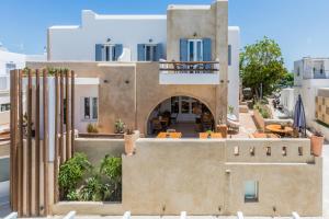 - Vistas a una casa con balcón en The Artemis Hotel en Agia Anna Naxos