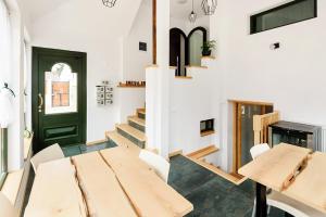 Habitación con mesa, sillas y puerta verde en CHIC VOYAGE, en Sibiu