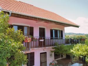 uma casa cor-de-rosa com uma varanda em Apartman Jaredić - Private Accommodation, Privatni Smeštaj em Donji Milanovac