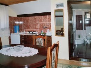 uma cozinha com uma mesa de jantar e uma casa de banho em Apartman Jaredić - Private Accommodation, Privatni Smeštaj em Donji Milanovac