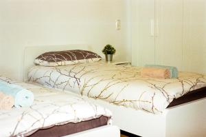 dos camas sentadas una al lado de la otra en un dormitorio en LIVING SPACE, en Herne