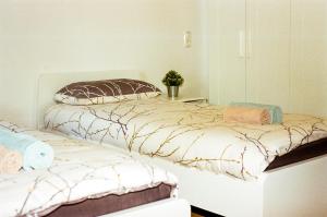 two beds sitting next to each other in a bedroom at Liva Apartments Herne in Herne