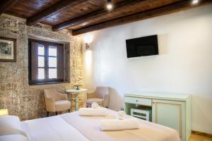 TV a/nebo společenská místnost v ubytování Trapela Areopolis, Boutique Hotel