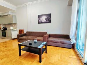 - un salon avec un canapé et une table basse dans l'établissement WSD Brand Cozy 2BD with Balcony near Acropolis, à Athènes