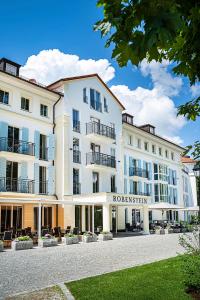 un grande edificio bianco con un cartello che dice norvegese di Robenstein Aktivhotel & SPA a Zwiesel