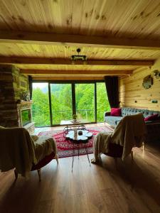 a living room with a couch and a table at Riona dağ evleri in Çamlıhemşin