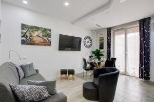 salon z kanapą i stołem w obiekcie CEJM Apartments Merano w Meranie