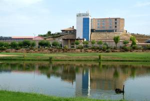 Výhled na řeku, která protéká v blízkosti hotelu