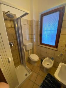 W łazience znajduje się toaleta, prysznic i umywalka. w obiekcie BLUE SEA w mieście Roccella Ionica
