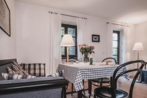 a living room with a table and a couch at Ferienwohnung Tausendfreund am Chiemsee in Breitbrunn am Chiemsee