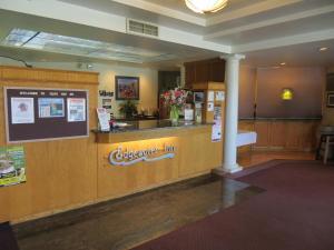 a lobby of a customer inn with a counter at Edgewater Inn and Suites in Coos Bay