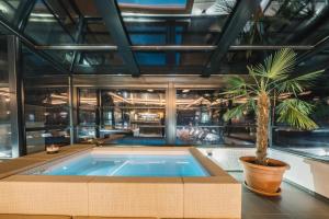 Bazén v ubytování Barjaktar - Luxury Suites & SPA nebo v jeho okolí