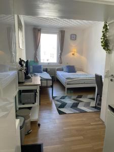uma sala de estar com 2 camas e uma secretária em Apartment in der Innenstadt em Göttingen
