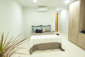1 dormitorio con 1 cama grande en una habitación en Apartamento cómodo y bien localizado en CDE, en Ciudad del Este