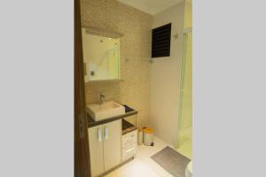a bathroom with a sink and a glass shower at Apartamento cómodo y bien localizado en CDE in Ciudad del Este