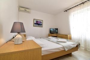 מיטה או מיטות בחדר ב-Apartments Dobrinic