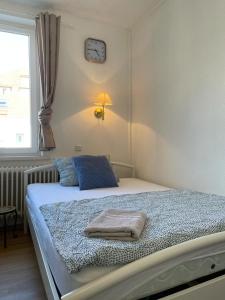 un letto in una camera da letto con un orologio a muro di Apartment in der Innenstadt a Gottinga