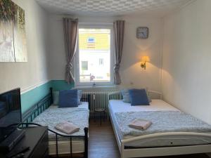 two beds in a room with a window at Apartment in der Innenstadt in Göttingen