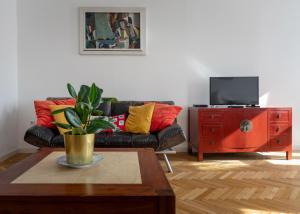 Televízia a/alebo spoločenská miestnosť v ubytovaní Bright & Spacious Loft With Basilica View
