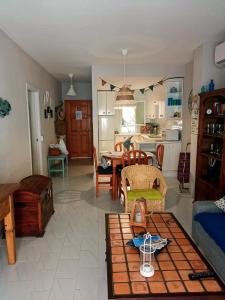 a living room with a table and a kitchen at Bonito apartamento en playa de la Carihuela in Torremolinos