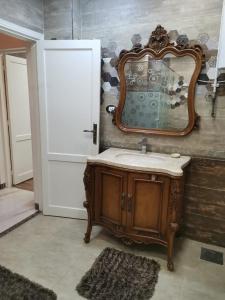 uma casa de banho com um lavatório de madeira e um espelho em Cairo Egypt Al Rehab amazing Flat no Cairo