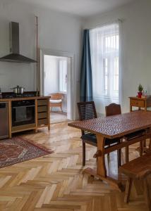Il comprend un salon avec une table et une cuisine. dans l'établissement Bright & Spacious Loft With Basilica View, à Budapest