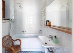 Kúpeľňa v ubytovaní Bright & Spacious Loft With Basilica View