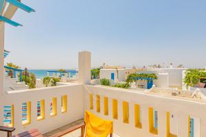 uma vista para a praia a partir da varanda de uma casa em villa polemis em Agia Anna (Naxos)