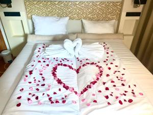 Una cama con un corazón hecho de rosas en Elbgalerie Hotel en Hamburgo