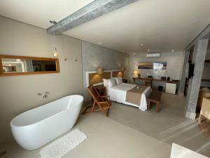 Uma área de estar em Hiu Hotel