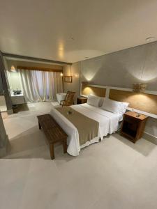 a large bedroom with a large bed and a table at Hiu Hotel in Juquei