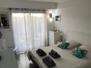 Apartment Cannes Rico Beach tesisinde bir odada yatak veya yataklar