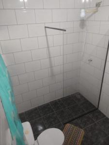 uma casa de banho com um chuveiro e um WC. em Casa Paulista em São Paulo