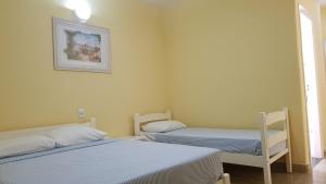 Un pat sau paturi într-o cameră la Hotel Maranduba