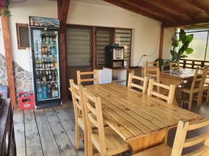 コルベニにあるPensiunea Danduの冷蔵庫付きの客室で、木製のテーブルと椅子が備わります。