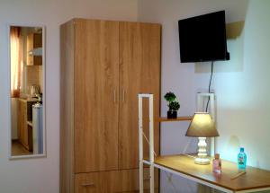 Zimmer mit einem Schrank und einer Lampe auf einem Schreibtisch in der Unterkunft Christos Family Apartments Α in Ágios Rókkos