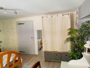 a bathroom with a shower curtain and a plant at L'eau vive in Ranspach