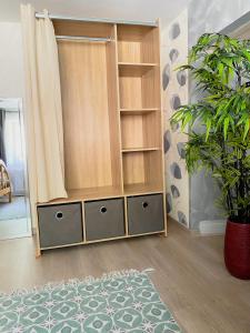uma estante de livros numa sala de estar com uma planta em L'eau vive em Ranspach