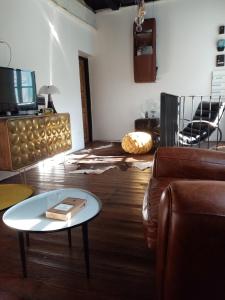 een woonkamer met een bank en een tafel met een boek erop bij Echo du Maquis in Penta-Acquatella