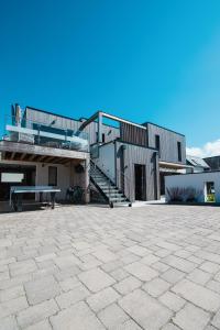 ein Gebäude mit einer Treppe und einer Terrasse in der Unterkunft Studio de Lokentaz in Saint-Gildas-de-Rhuys