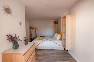 Ένα ή περισσότερα κρεβάτια σε δωμάτιο στο Gîte la Grange du Moulin en Vendée