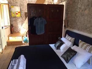 Giường trong phòng chung tại Il Rustico di Peri