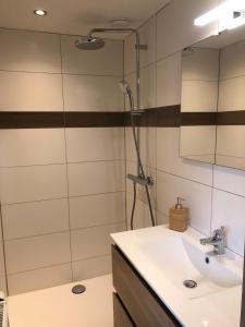 Koupelna v ubytování Chalet des Campanules avec Sauna