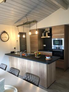 Kuchyň nebo kuchyňský kout v ubytování Chalet des Campanules avec Sauna