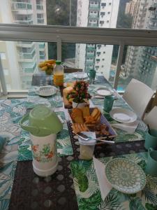 uma mesa com um prato de comida em Lico Prime - Guarujá no Guarujá