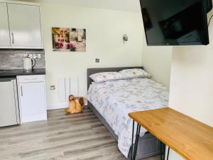 Llit o llits en una habitació de Rose View- a lovely private 1 Bed Bungalow in Sale