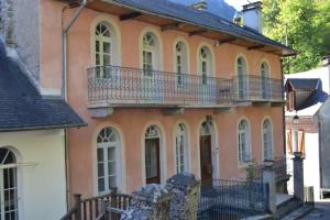 リュス・サン・ソヴァールにあるVilla Nostraのバルコニー付きの大きなオレンジ色の建物