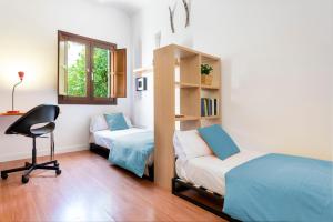 A bed or beds in a room at Alohamundi Triana